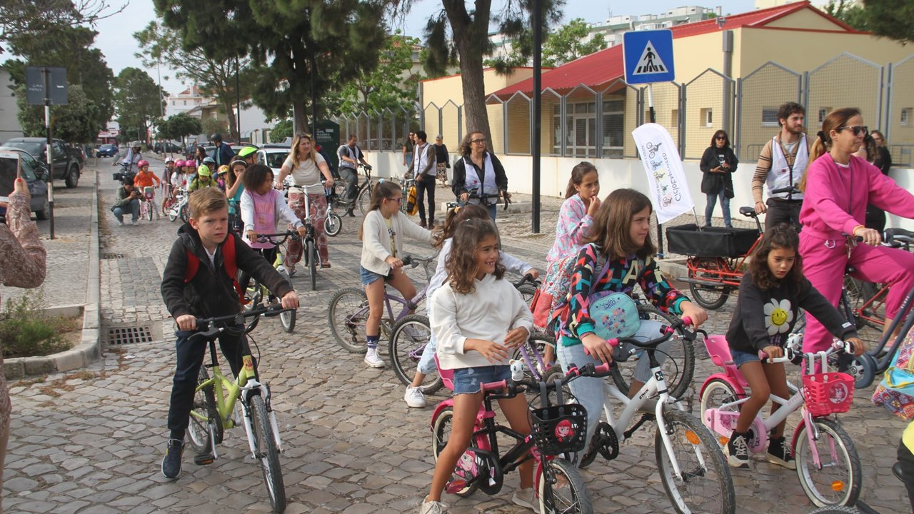 Comboio de bicicletas leva crianças à escola