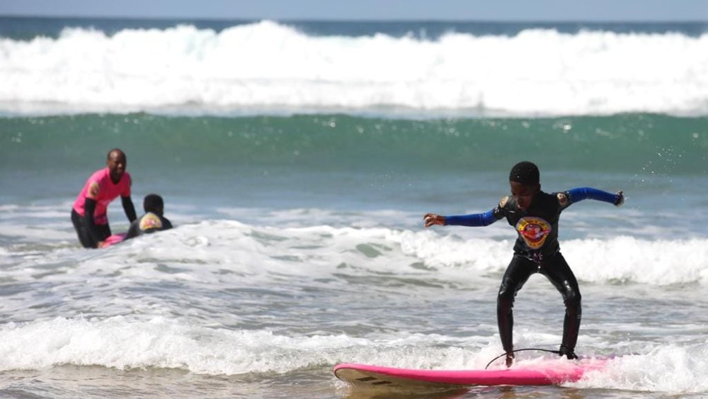 Surf no Bairro arranca com emoção e aposta no sucesso escolar